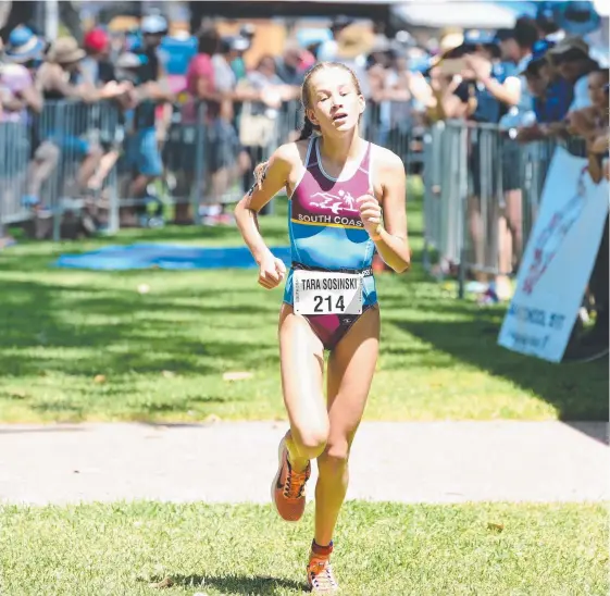  ?? Picture: ALISTAIR BRIGHTMAN ?? Emmanuel College student Tara Sosinski, 14, wins the Hervey Bay event to qualify for the Queensland School Sport triathlon team.