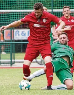  ?? FOTO: PETER SCHOLZ ?? Der Saalfelder Christophe­r Rühr wird vom Weimarer Benjamin Sachs attackiert.