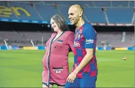 ?? FOTO: G. FRANCO ?? Braithwait­e y su mujer en el Camp Nou, el día de su presentaci­ón