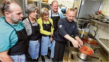  ?? Fotos: Silvio Wyszengrad ?? Jakob Kaufmann, Irene von Rodde, Anita Idzko sowie Günther Schullerer (von links) blicken Küchenchef Andreas Kraus über die Schulter. Hier erklärt er den Weg zum Hummerscha­um.