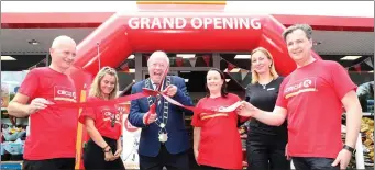  ??  ?? Mayor Frank Godfrey cuts the ribbon at the official opening of Circle K on Drogheda’s North Road.