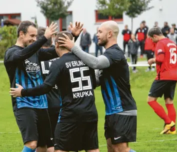  ?? Foto: Karin Tautz ?? Jubel beim SV Erlingen. Erich (links) und Erwin Schreiner gratuliere­n Manuel Krupka, Frust beim TSV Herbertsho­fen (rechts Bastian Stefanovic).