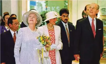  ?? FILE PIC ?? Britain’s Queen Elizabeth II and Prince Philip touring the shopping mall at Kuala Lumpur City Centre in Sept 22, 1998. The Queen was on a five-day state visit to Malaysia, where she officiated the closing ceremony of the XVI Commonweal­th Games.