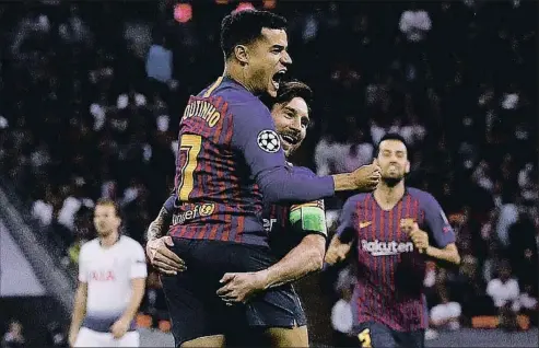  ?? ADRIAN DENNIS / AFP ?? Coutinho celebra alborozado con Messi el primer tanto barcelonis­ta, anoche en Londres