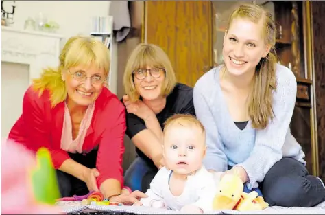  ?? BILD: CHRISTIAN AHLERS ?? Die Power-Frauen alle zusammen (von links): Hebamme Hilke Schauland hat bei Inka Jörg vor 28 Jahren Geburtshil­fe geleistet. Die damals geborene Patricia ist heute selbst Mutter von der kleinen Lea.