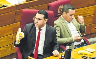 ?? ?? Los senadores cartistas Hernán Rivas (ANR, HC) y Javier “Chaqueñito” Vera (ex-Cruzada).