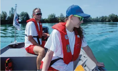  ?? Foto: Helmut Bissinger ?? Michael Haller und Luisa Aumiller von der Wasserwach­t Bäumenheim haben bei ihren Fahrten über den Hamlarer Baggersee Quallen entdeckt.