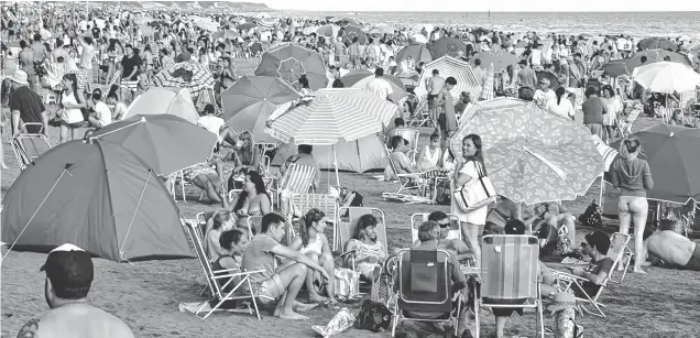  ?? EMMANUEL BRIANE - LA NUEVA. ?? también marcó sus altibajos durante el primer mes del año. Cuando fue bueno, la playa explotó de gente.