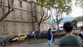  ?? (Photo A. R.) ?? Faute de pouvoir rentrer dans le collège Liberté, genèse depuis l’extérieur. les visiteurs ont pu découvrir sa