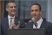  ?? JOHN MCCOY — L.A. DAILY NEWS ?? Los Angeles Councilman Mitchell Englander speaks at a news conference in 2015with Mayor Eric Garcetti at his side.