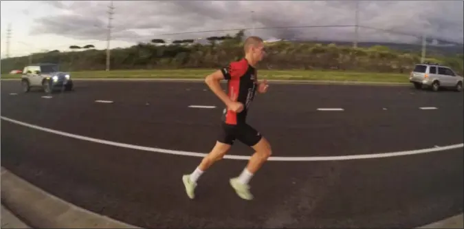  ?? FOTO: PRIVAT ?? Håkon Sakariasse­n (22) fra Lyngdal håper på Vm-medalje når han lørdag skal delta i den brutale Ironman-konkurrans­en på Hawaii. Her er han ute på en løpetur på Hawaii noen dager før løpet.