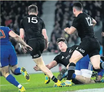  ?? Photos Icon Sport ?? Les Blacks sont venus à bout des Français en abusant du jeu au pied rasant et de la prise du centre du terrain dans le sillage de la fratrie Barrett (photo de droite).