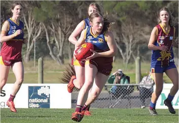  ?? ?? Stella Kittelty charges forward with the ball for Warragul Industrial­s youth girls.