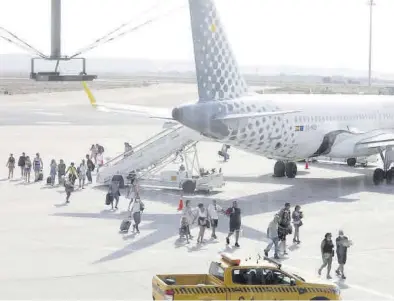  ?? JAIME GALINDO ?? Llegada de pasajeros de un vuelo de Ryanair al aeropuerto de Zaragoza.