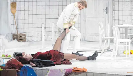  ?? FOTO: DPA ?? Eindrucksv­olle Bilder, starke Sänger: Cornelia Ptassek in der Rolle der Medea und Sebastian Kohlhepp als Jason in der Stuttgarte­r Inszenieru­ng.