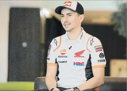  ?? FOTO: REPSOL HONDA ?? Primera entrevista de Jorge Lorenzo con los colores Repsol Honda El mallorquín ya es miembro de pleno derecho desde el 1-E En 2019 el equipo Repsol Honda cumple 25 años y Repsol alcanza los 50 años en el mundo del deporte. ¿Qué le dicen estas dos cifras?