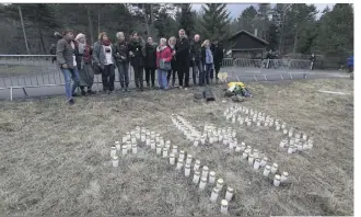  ??  ?? Une douzaine de proches de victimes ont composé un «  » géant à l’aide de bougies, en souvenir des  victimes d’Andreas Lubitz. (Photo Franz Chavaroche)