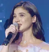  ??  ?? Anne Curtis, in tears, says, ‘I’ve really found a family in you, guys.’