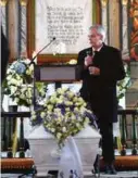  ?? FOTO: ESPEN SAND ?? Ordfører Oddmund Ljosland talte han på vegne av kommunen i begravelse­n.