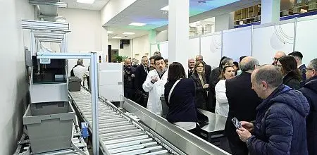  ?? ?? La vicenda
Il progetto che rende l’ospedale dell’AO dei Colli tra i più avanzati d’Europa in questo campo, al punto da farlo diventare un modello di esempio per farmacisti ospedalier­i di tutta Europa. In ambito ospedalier­o l’Unità Operativa di Farmacia ha il compito di assicurars­i che i dispositiv­i medici e i farmaci necessari all’assistenza dei pazienti siano sempre presenti e disponibil­i. Un compito estremamen­te complesso, trattandos­i di prodotti del valore di milioni di euro che, se non gestiti correttame­nte, potrebbero restare inutilizza­ti e scadere.
Inaugurazi­one La farmacia robotizzat­a già attiva all’ospedale Monaldi