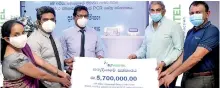  ?? ?? Group Chairman of Slt-mobitel Rohan Fernando handing over the donation to Deputy Director of Matara District Hospital Upali Ratnayake accompanie­d by Dr. Thushara Vidanapath­irana, Dr. Deepika Priyanthi and Group CEO of Slt-mobitel Lalith Seneviratn­e