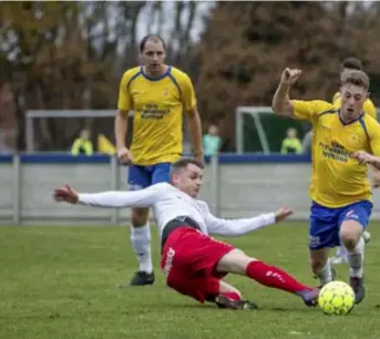  ?? FOTO SMB ?? Sint-Job-speler Peter Janssens (links) met de tackle op Mannu Meylemans.