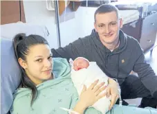  ?? BOB TYMCZYSZYN/STANDARD STAFF ?? Proud parents Kennedy Wilson and Bryan Gent welcome the arrival of Niagara’s first new year’s baby. Kinsley Aria was born at 12:51 a.m. weighing in at seven pounds, six ounces.