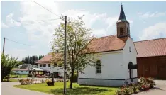  ??  ?? Diese schmucke Kapelle ist in Gumpenweil­er auch für Wanderer geöffnet. Ihr Umfeld ist so gepflegt wie viele Gärten in der Staudenreg­ion.