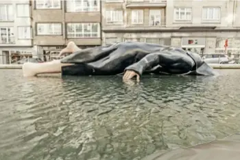  ?? Werk van (met de klok mee) Jan Fabre zelf, Luc Tuymans, Shiharu Shiota en Michaël Borremans op de expo
in Oostende. ?? Het Vlot
FOTO'S DJI, FD, BH