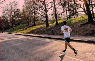  ??  ?? Ultima corsa? Un runner corre in un parco di Torino: nuova stretta del governo per lo sport all’aria aperta