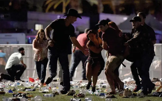  ?? FOTO: LEHTIKUVA / GETTY IMAGES / AFP / DAVID BECKER ?? KAOS. En av de många skadade bärs bort från konsertpla­tsen för att få hjälp efter skottlossn­ingen på countryfes­tivalen i Las Vegas.