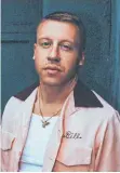  ?? FOTO: RYAN MCKINNON/WARNER ?? Macklemore lässt es auf seinem Soloalbum „Gemini“unbekümmer­t angehen.