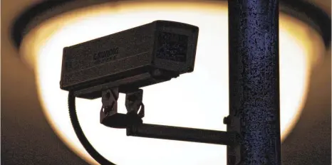  ?? FOTO: DPA ?? In Mannheim startet ein Pilotproje­kt zur intelligen­ten Videoüberw­achung – nur einer von mehreren Punkten aus dem Anti-Terror-Paket der grünschwar­zen Landesregi­erung.