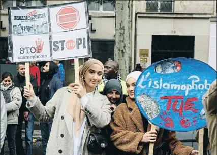  ?? HENRI SZWARC / EP ?? Mujeres musulmanas con velo enarbolan carteles contra la “islamofobi­a” en París el domingo 10