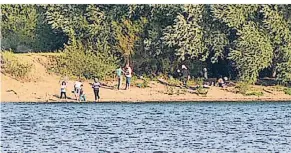  ?? FOTO: KAISER ?? Eine versprengt­e Gruppe illegaler Besucher am Königshütt­e-See. An diesem Wochenende werden es vermutlich wieder etliche hundert Badegäste sein, die verbotener­weise am Seeufer campieren und im Wasser schwimmen.