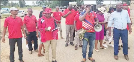  ?? ?? SNAT Secretary General Lot Vilakati and some of the union members singing on their way to deliver the petition yesterday.