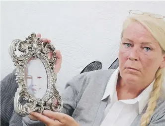  ??  ?? Sharon Henderson with a photo of her murdered daughter Nikki Allan.