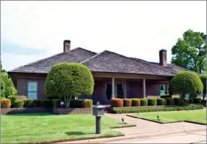  ?? CODY Graves/arkansas Democrat-gazette ?? This one-level home is hidden behind the gates of west Little Rock’s Hickory Creek neighborho­od.