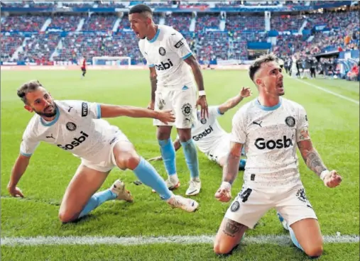  ?? ?? Stuani, Savinho y Aleix celebran uno de los goles del Girona en El Sadar.