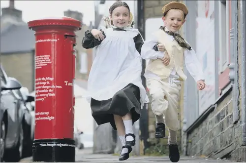  ?? PICTURE: SIMON HULME. ?? LITERARY LETTERS: Mary Border and Ethan Bell, from Thornton Primary School, with the special postbox which features quotations from Emily Brontë’s work.