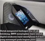  ?? ?? Untuk mengontrol berbagai fitur di jok belakang, BMW menyiapkan layar sentuh digital seukuran layar smartphone (5,5 inci) yang menempel pada bagian pintu