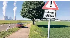  ?? FOTO: STEFAN SCHNEIDER ?? Ein Schild warnt Radfahrer vor den Schäden am Radweg. Eine Reparatur ist aber nicht in Sichtweite.