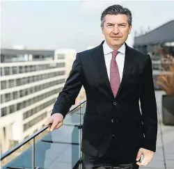  ?? ?? Bank-Austria-Chef Robert Zadrazil hat ein vergünstig­tes „Sonnenstro­m“-Finanzieru­ngspaket schnüren lassen.