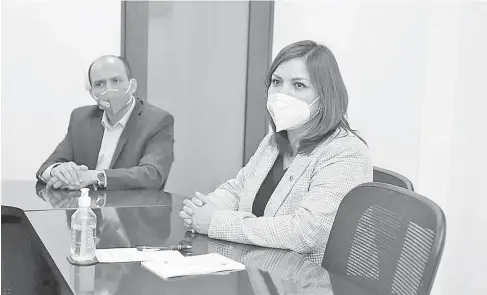  ?? FOTO ADRIÁN MENDOZA ?? La alcaldesa Elvira Paniagua firmó el convenio, mientras que por parte del Gobierno del Estado lo hizo Martín López Camacho.