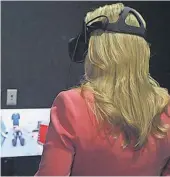  ?? JENNIFER JOLLY FOR USA TODAY ?? Wearing virtual- reality goggles, reporter Jennifer Jolly tries to help save a “patient” at Children’s Hospital Los Angeles.