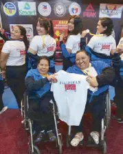  ??  ?? Girl power: Jinky Guion and Adeline Dumapong (sitting) with Joyce Reboton, Nicole Go, Denise Jamila and Maxine Fugen
Photos by MICHAEL VARCAS