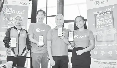  ??  ?? MUAT TURUN SEKARANG: Khairil ditemani (dari kiri) Liza, Eric dan Frisca memperkena­lkan aplikasi Boost.