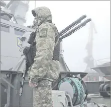 ??  ?? Militar ucraniano en un buque apostado en Mariupol, puerto cercano a la zona del conflicto. (AFP)