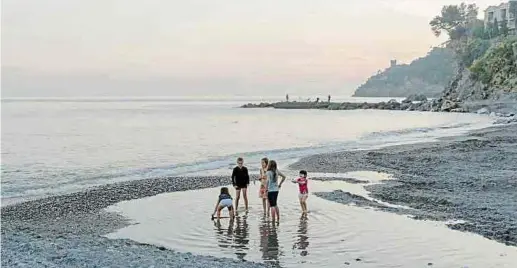  ?? Foto: KNA ?? Für viele ist das Meer nicht nur im Urlaub ein Sehnsuchts­ort. Vielen hilft es auch, sich neu zu sortieren und über Gott und die Welt nachzudenk­en.