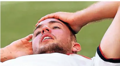  ?? FOTO: BALLESTERO­S/DPA  ?? Christoph Kramer liegt während des Endspiels der WM 2014 zwischen Deutschlan­d und Argentinie­n mit einer Kopfverlet­zung auf dem Spielfeld.